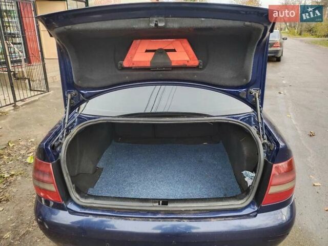 Синий Ауди А4, объемом двигателя 2.5 л и пробегом 271 тыс. км за 4000 $, фото 8 на Automoto.ua