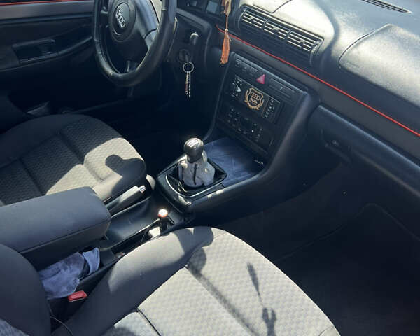 Синий Ауди А4, объемом двигателя 1.8 л и пробегом 405 тыс. км за 2200 $, фото 5 на Automoto.ua