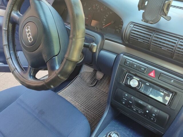 Синий Ауди А4, объемом двигателя 2.5 л и пробегом 370 тыс. км за 3000 $, фото 6 на Automoto.ua