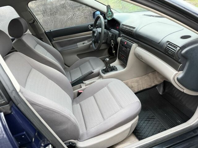 Синій Ауді А4, об'ємом двигуна 2.5 л та пробігом 300 тис. км за 1750 $, фото 6 на Automoto.ua