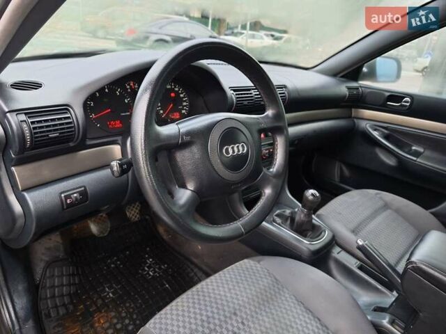 Синій Ауді А4, об'ємом двигуна 1.6 л та пробігом 348 тис. км за 2999 $, фото 19 на Automoto.ua