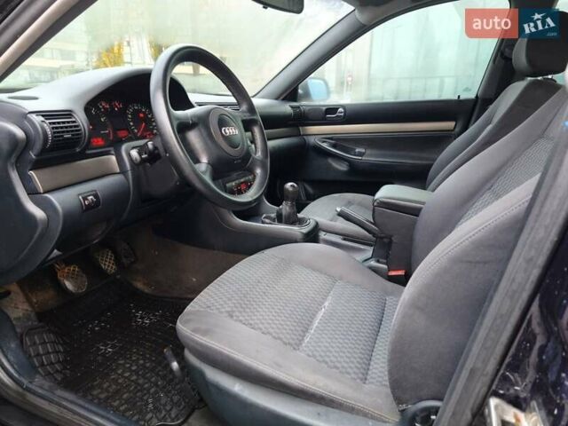 Синій Ауді А4, об'ємом двигуна 1.6 л та пробігом 348 тис. км за 2999 $, фото 18 на Automoto.ua