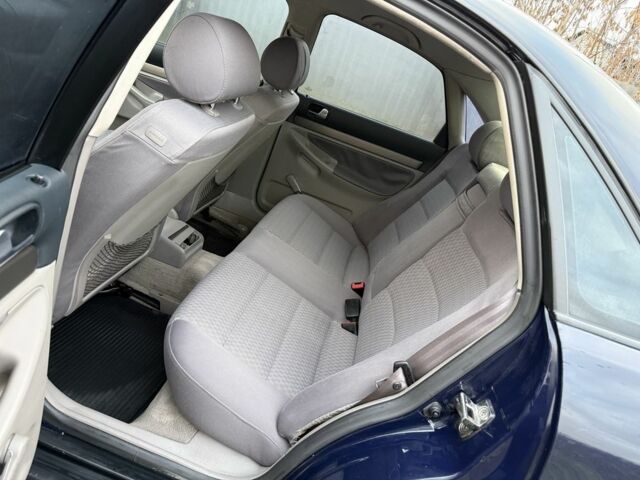 Синій Ауді А4, об'ємом двигуна 2.5 л та пробігом 300 тис. км за 1750 $, фото 5 на Automoto.ua