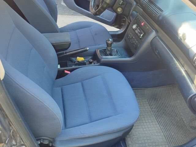 Синий Ауди А4, объемом двигателя 2.5 л и пробегом 370 тыс. км за 3000 $, фото 5 на Automoto.ua