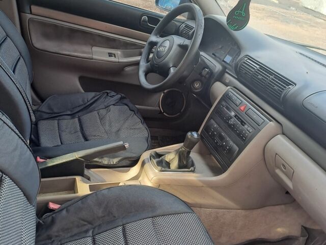 Ауді А4 2001 у Изюме на Automoto.ua Синій Ауді А4, об'ємом двигуна 2.5 л та пробігом 223 тис. км за 629 $, фото 2 на Automoto.ua