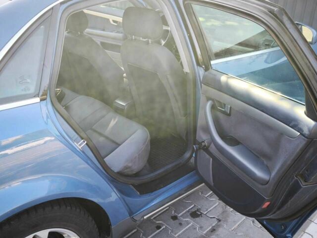 Синий Ауди А4, объемом двигателя 2 л и пробегом 206 тыс. км за 3860 $, фото 3 на Automoto.ua