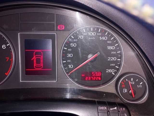 Синий Ауди А4, объемом двигателя 1.8 л и пробегом 237 тыс. км за 4500 $, фото 1 на Automoto.ua