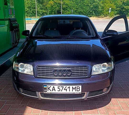 Синий Ауди А4, объемом двигателя 2 л и пробегом 400 тыс. км за 4500 $, фото 2 на Automoto.ua