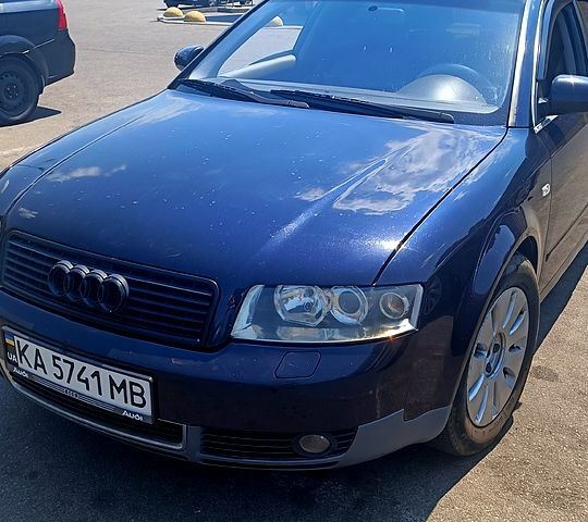 Синий Ауди А4, объемом двигателя 2 л и пробегом 400 тыс. км за 4500 $, фото 1 на Automoto.ua