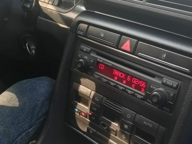 Синий Ауди А4, объемом двигателя 2 л и пробегом 320 тыс. км за 4500 $, фото 4 на Automoto.ua