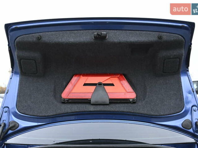 Синій Ауді А4, об'ємом двигуна 1.6 л та пробігом 246 тис. км за 6500 $, фото 24 на Automoto.ua