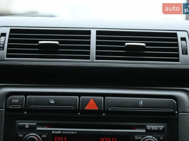 Синій Ауді А4, об'ємом двигуна 1.6 л та пробігом 246 тис. км за 6500 $, фото 31 на Automoto.ua