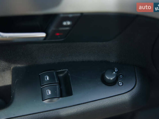 Синий Ауди А4, объемом двигателя 1.6 л и пробегом 179 тыс. км за 7300 $, фото 13 на Automoto.ua