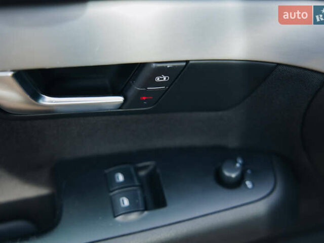 Синий Ауди А4, объемом двигателя 1.6 л и пробегом 179 тыс. км за 7300 $, фото 14 на Automoto.ua