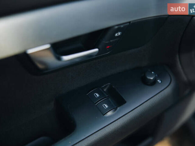 Синий Ауди А4, объемом двигателя 1.6 л и пробегом 179 тыс. км за 7300 $, фото 12 на Automoto.ua