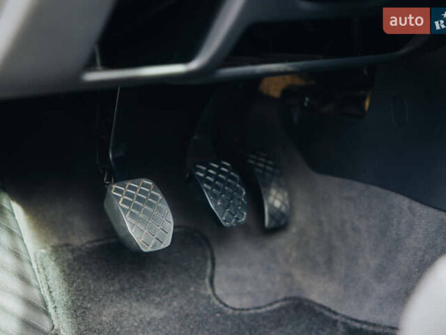 Синий Ауди А4, объемом двигателя 1.6 л и пробегом 179 тыс. км за 7300 $, фото 17 на Automoto.ua