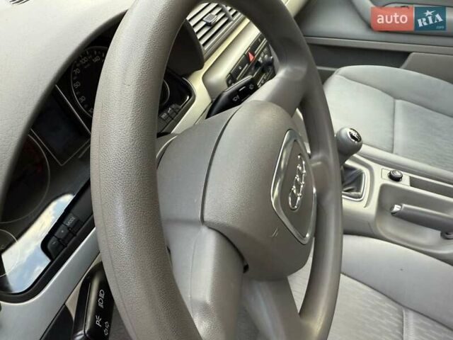 Синій Ауді А4, об'ємом двигуна 1.6 л та пробігом 190 тис. км за 6900 $, фото 11 на Automoto.ua
