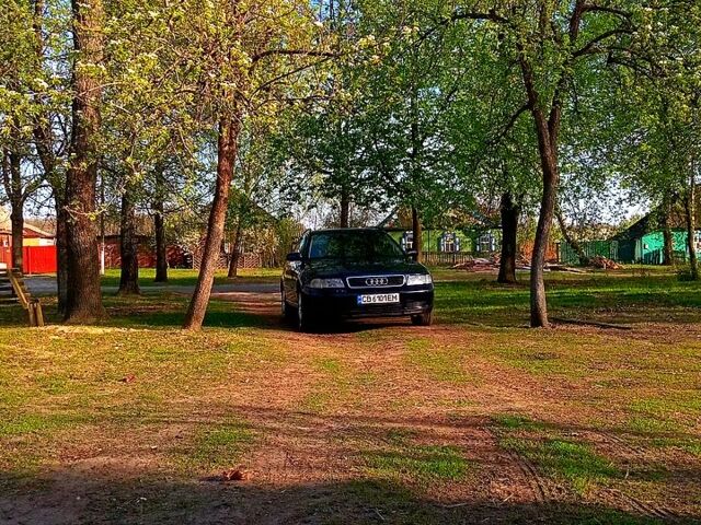 Синий Ауди А4, объемом двигателя 1.8 л и пробегом 370 тыс. км за 3700 $, фото 1 на Automoto.ua