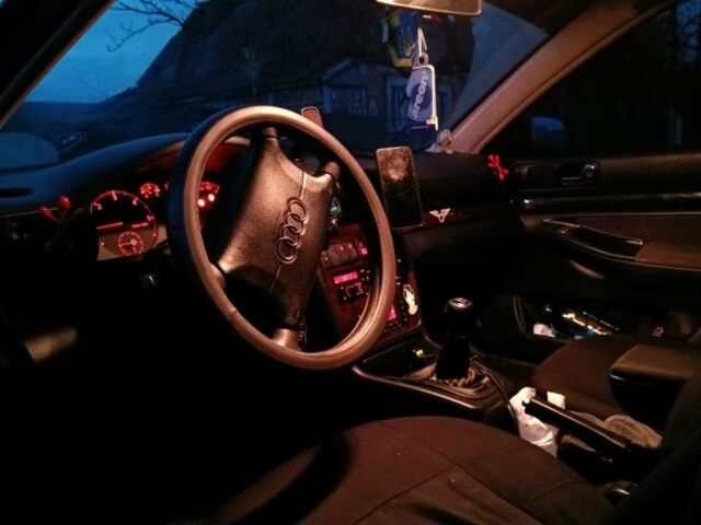 Синій Ауді А4, об'ємом двигуна 9 л та пробігом 323 тис. км за 2200 $, фото 2 на Automoto.ua