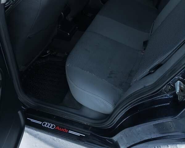 Синій Ауді А4, об'ємом двигуна 1.8 л та пробігом 554 тис. км за 2749 $, фото 15 на Automoto.ua