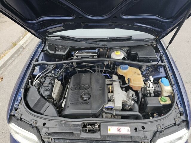Синий Ауди А4, объемом двигателя 2 л и пробегом 250 тыс. км за 2300 $, фото 5 на Automoto.ua