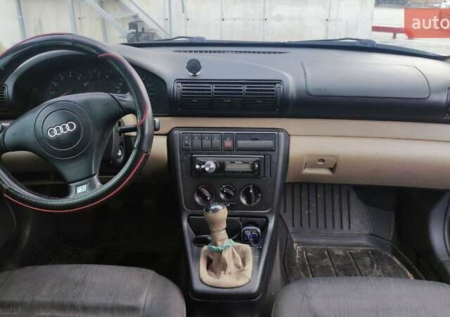 Синий Ауди А4, объемом двигателя 1.6 л и пробегом 350 тыс. км за 2500 $, фото 3 на Automoto.ua