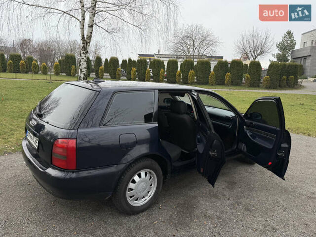 Синий Ауди А4, объемом двигателя 1.8 л и пробегом 360 тыс. км за 3900 $, фото 9 на Automoto.ua