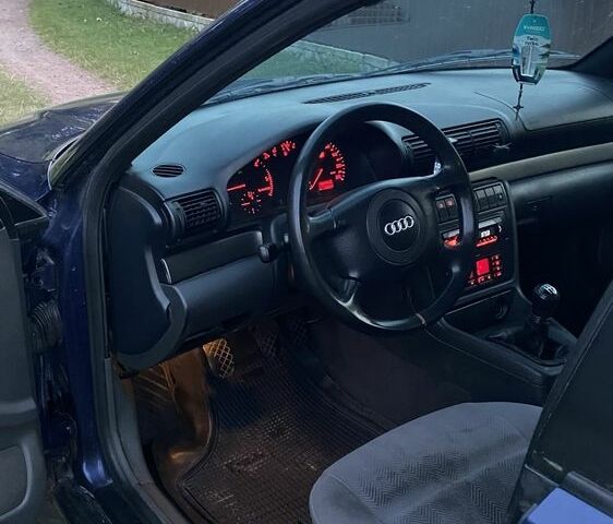 Синий Ауди А4, объемом двигателя 1.9 л и пробегом 447 тыс. км за 3800 $, фото 7 на Automoto.ua