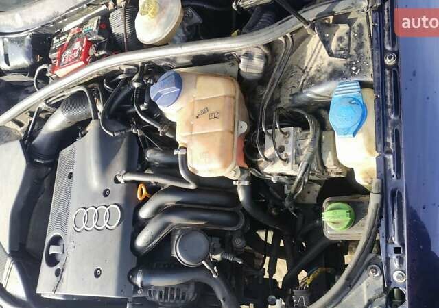 Синий Ауди А4, объемом двигателя 1.6 л и пробегом 350 тыс. км за 2500 $, фото 4 на Automoto.ua