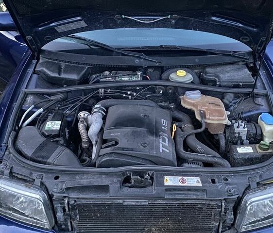 Синий Ауди А4, объемом двигателя 1.9 л и пробегом 447 тыс. км за 3800 $, фото 4 на Automoto.ua
