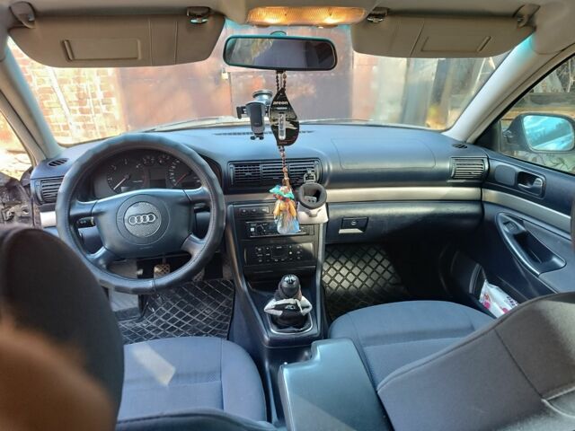 Синий Ауди А4, объемом двигателя 0 л и пробегом 424 тыс. км за 2500 $, фото 2 на Automoto.ua