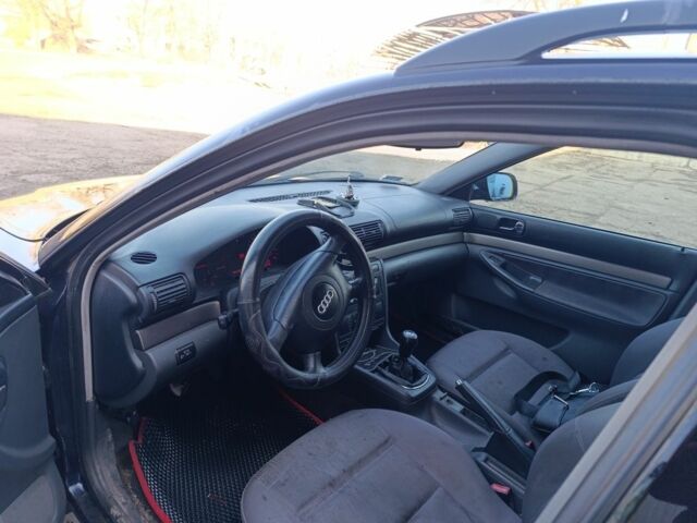 Синий Ауди А4, объемом двигателя 1.9 л и пробегом 333 тыс. км за 1600 $, фото 6 на Automoto.ua