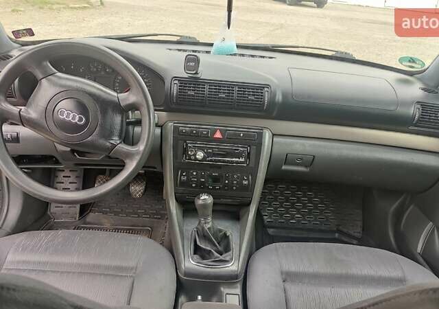 Синий Ауди А4, объемом двигателя 1.6 л и пробегом 268 тыс. км за 3500 $, фото 8 на Automoto.ua