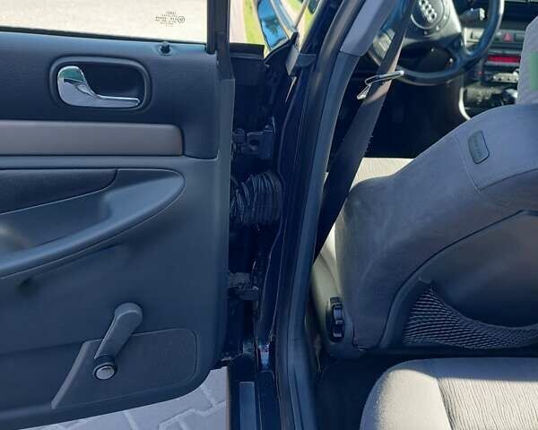 Синий Ауди А4, объемом двигателя 1.9 л и пробегом 277 тыс. км за 5000 $, фото 14 на Automoto.ua