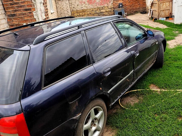 Синий Ауди А4, объемом двигателя 1.9 л и пробегом 400 тыс. км за 2200 $, фото 3 на Automoto.ua