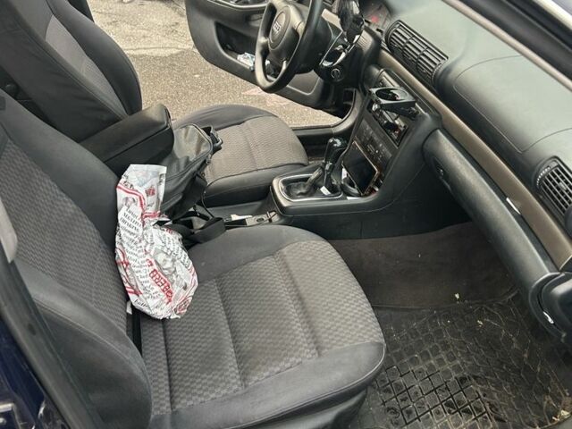 Синий Ауди А4, объемом двигателя 2.5 л и пробегом 400 тыс. км за 3500 $, фото 9 на Automoto.ua