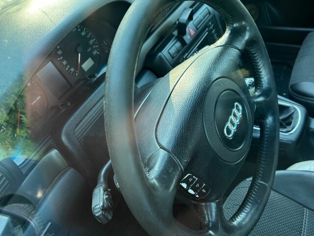 Синий Ауди А4, объемом двигателя 1.8 л и пробегом 1 тыс. км за 500 $, фото 4 на Automoto.ua