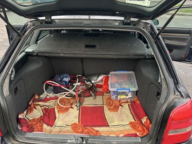 Синий Ауди А4, объемом двигателя 2.5 л и пробегом 400 тыс. км за 3500 $, фото 8 на Automoto.ua