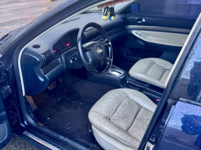 Синій Ауді А4, об'ємом двигуна 1.8 л та пробігом 250 тис. км за 2747 $, фото 5 на Automoto.ua