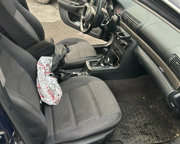 Синій Ауді А4, об'ємом двигуна 2.5 л та пробігом 400 тис. км за 3500 $, фото 7 на Automoto.ua