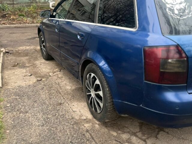 Синий Ауди А4, объемом двигателя 2.5 л и пробегом 400 тыс. км за 2500 $, фото 1 на Automoto.ua