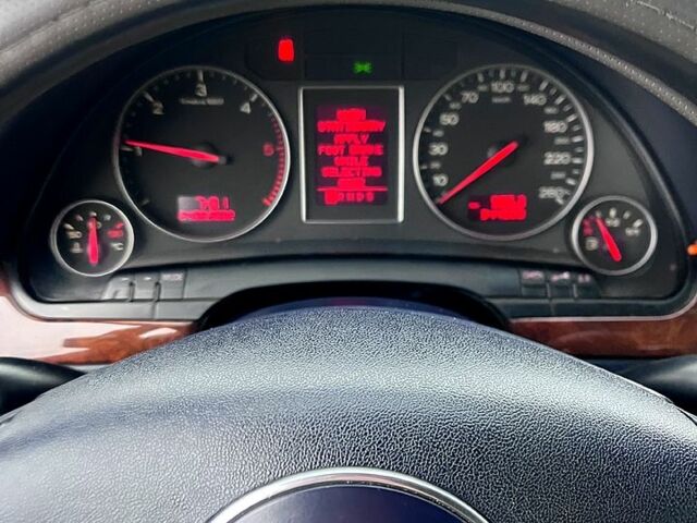 Синий Ауди А4, объемом двигателя 2.5 л и пробегом 350 тыс. км за 2699 $, фото 6 на Automoto.ua