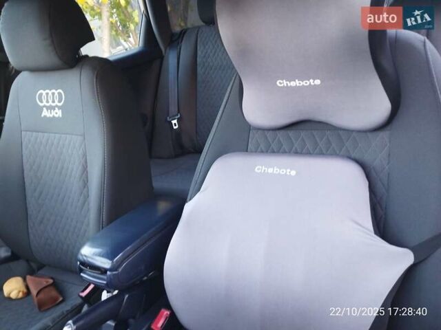 Синий Ауди А4, объемом двигателя 1.6 л и пробегом 318 тыс. км за 4500 $, фото 5 на Automoto.ua