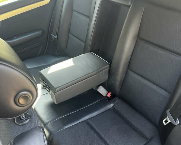 Синий Ауди А4, объемом двигателя 1.8 л и пробегом 265 тыс. км за 5900 $, фото 7 на Automoto.ua