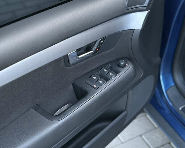 Синий Ауди А4, объемом двигателя 2.5 л и пробегом 231 тыс. км за 6800 $, фото 11 на Automoto.ua