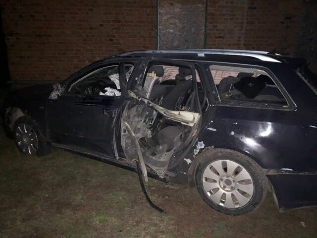 Синій Ауді А4, об'ємом двигуна 2 л та пробігом 300 тис. км за 2209 $, фото 3 на Automoto.ua