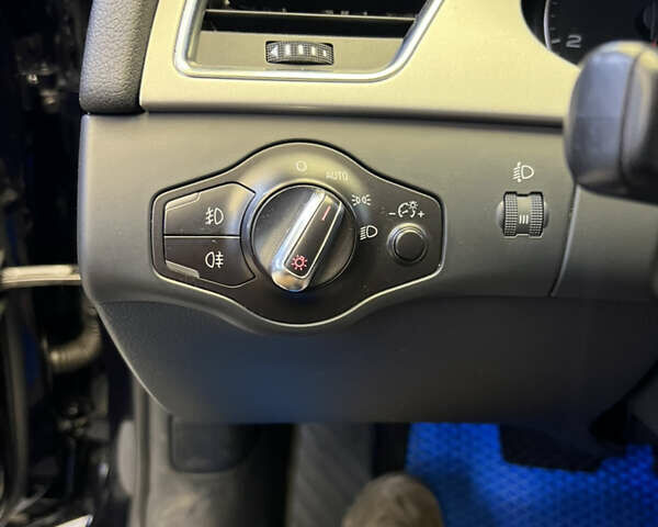 Синій Ауді А4, об'ємом двигуна 2 л та пробігом 299 тис. км за 10000 $, фото 18 на Automoto.ua