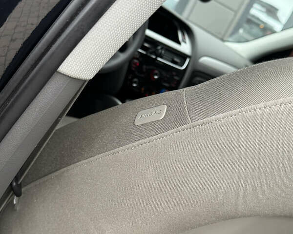 Синій Ауді А4, об'ємом двигуна 1.8 л та пробігом 240 тис. км за 8950 $, фото 61 на Automoto.ua