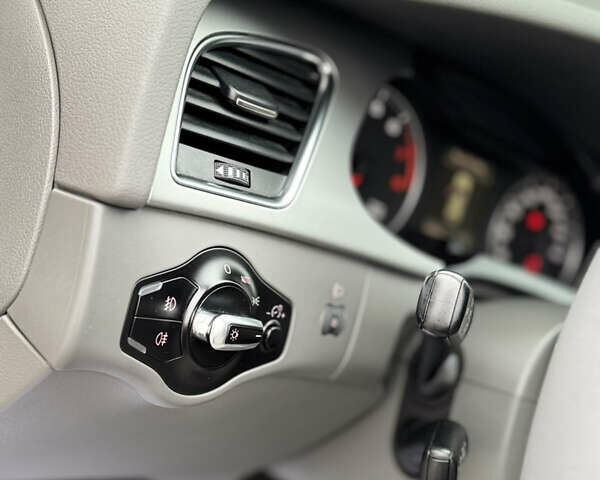 Синій Ауді А4, об'ємом двигуна 1.8 л та пробігом 240 тис. км за 8950 $, фото 41 на Automoto.ua