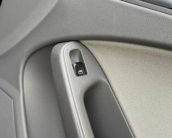 Синій Ауді А4, об'ємом двигуна 1.8 л та пробігом 240 тис. км за 8950 $, фото 75 на Automoto.ua